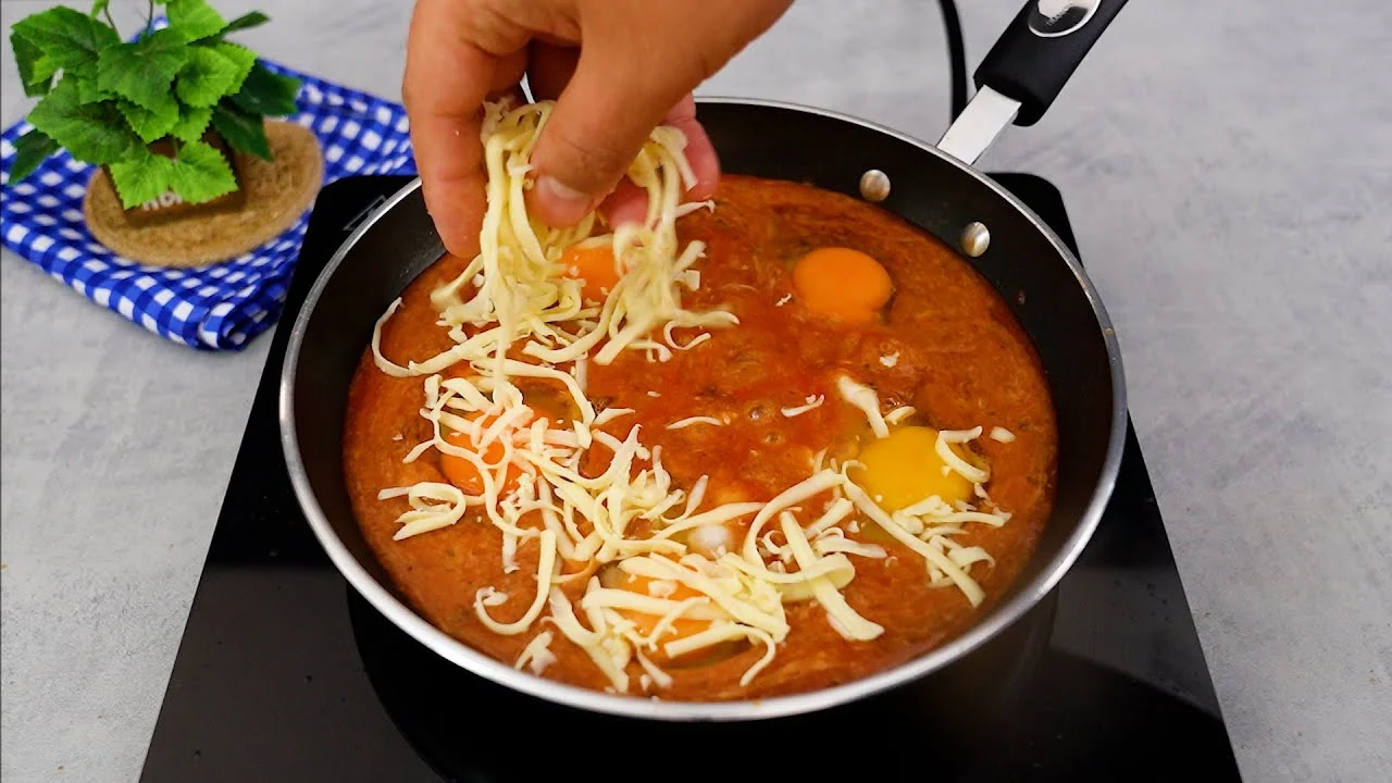 O Ovos Cozidos ao Molho com Queijo Derretido Surpreendente é uma receita simples e deliciosa...