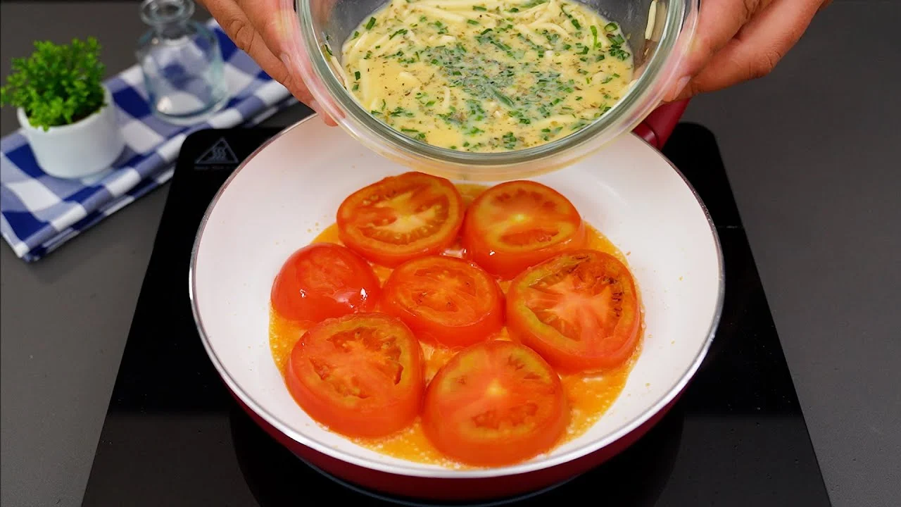 Ovos com Tomate e Presunto Derretido Surpreendente são fáceis e deliciosos. Prepare esse lanche direto...