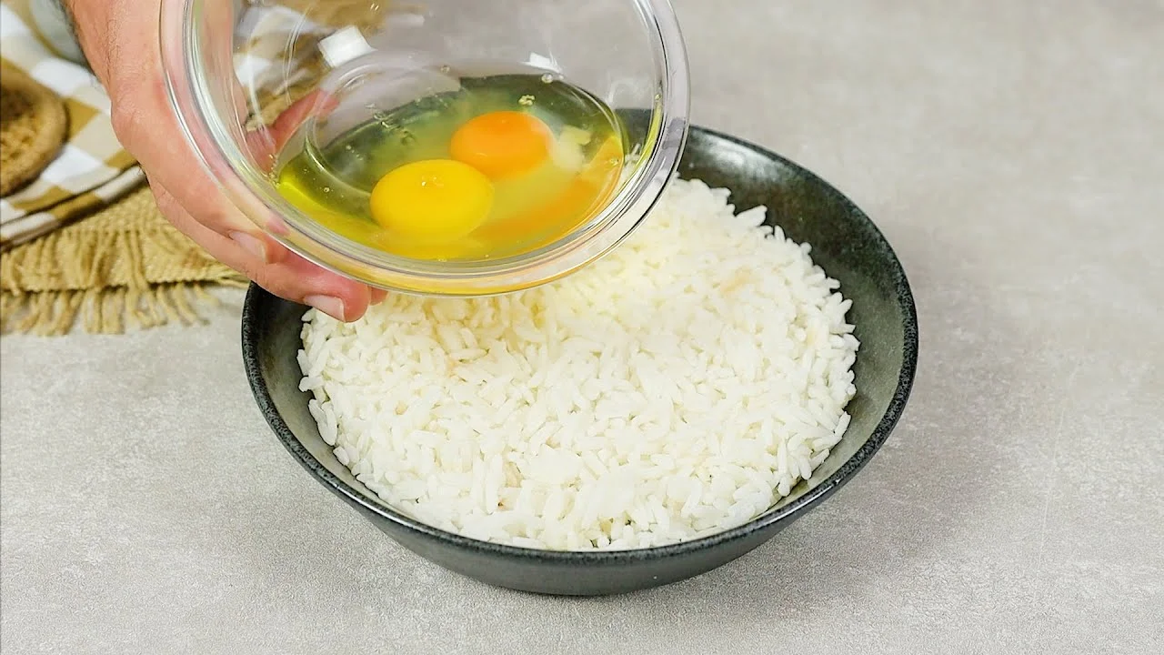 Panquecas de Arroz Cozido Sobrando Deliciosas Demais são práticas, aproveitam sobras e ficam incríveis! Faça...