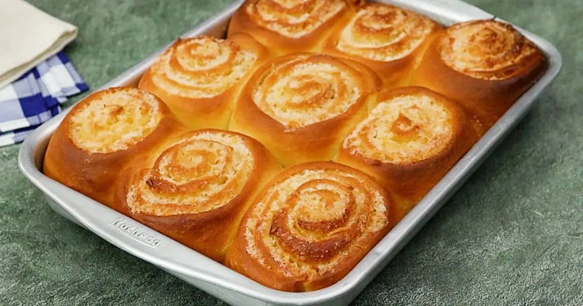 O Pão Caseiro Doce Com Coco Ralado é fácil, fofinho e tem um recheio delicioso....