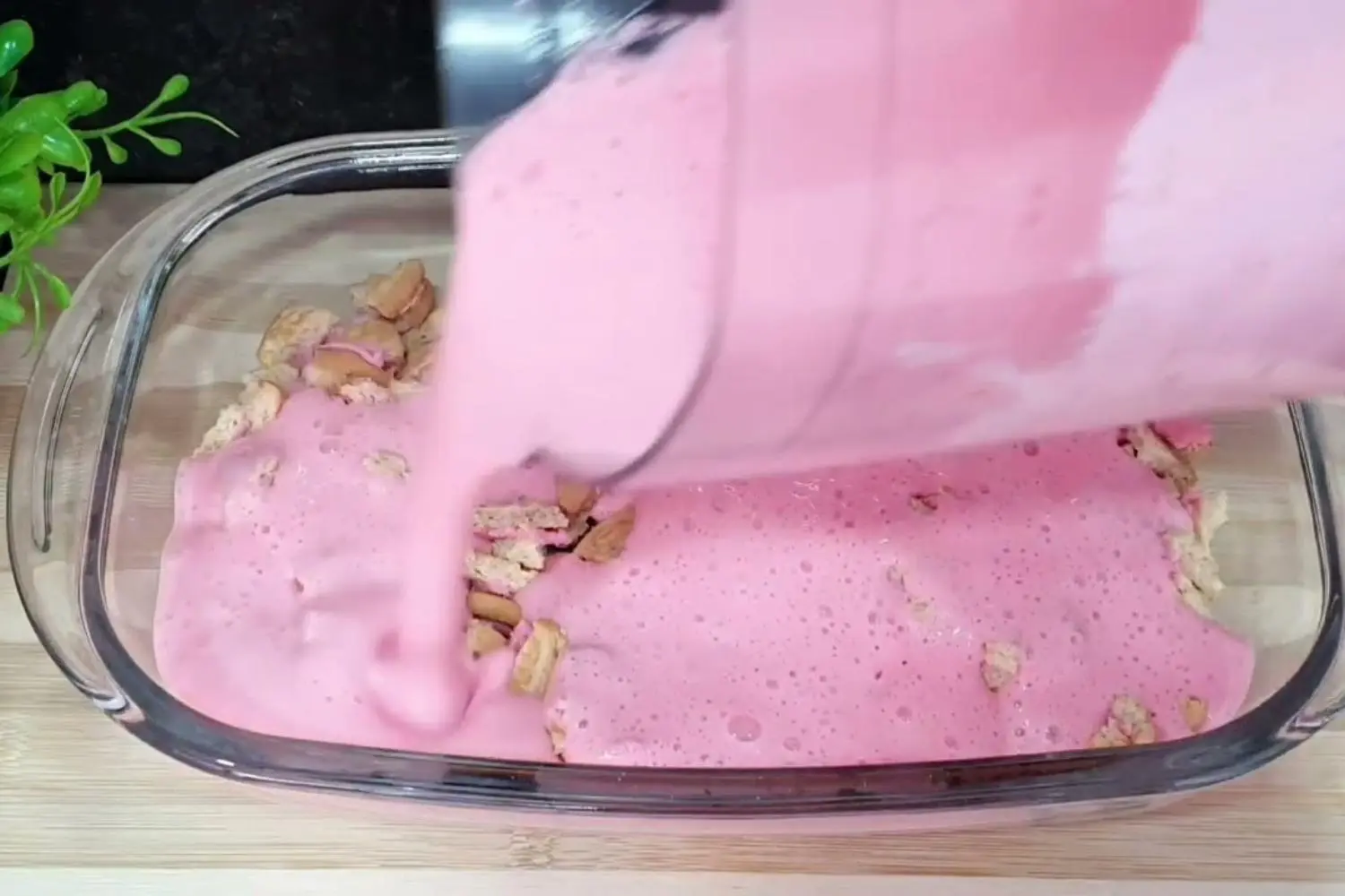 Pavê de morango sem ir ao fogo, feito com bolacha recheada e gelatina....