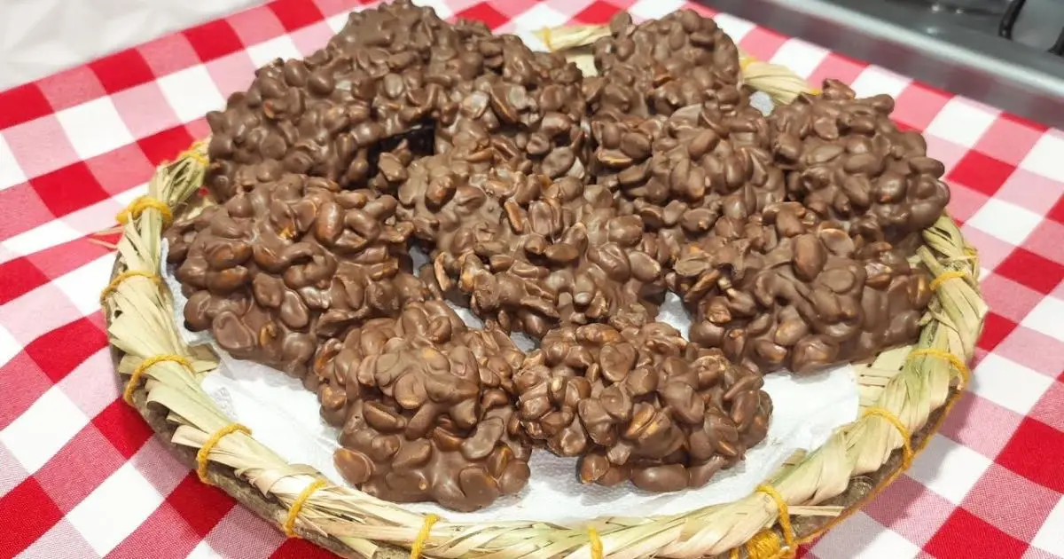 Pé de moleque com chocolate, crocante e fácil de fazer....