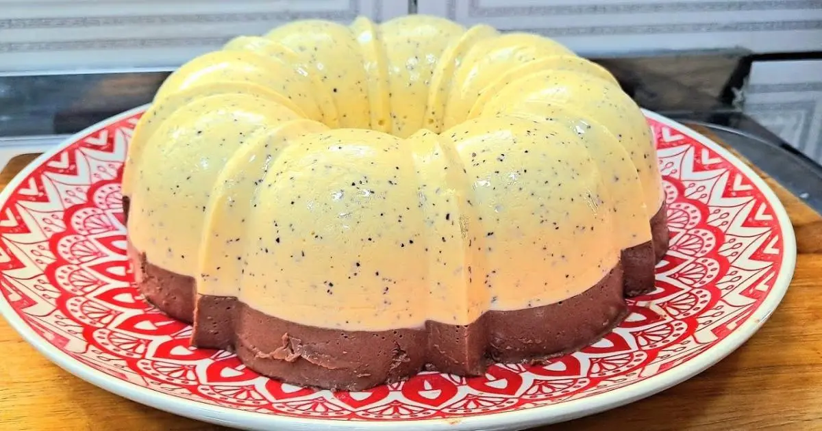 Pudim gelado com camadas de maracujá e chocolate....