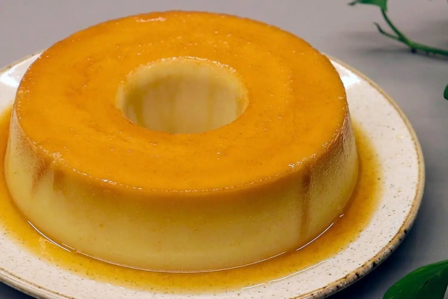 Pudim de pão cremoso, prático e perfeito para reaproveitar pão amanhecido....