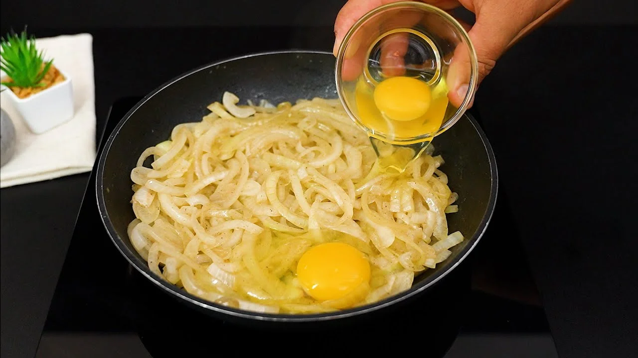 Receita Cebola Com Ovos Super Irresistível é ideal para qualquer hora do dia. Prática, rápida...