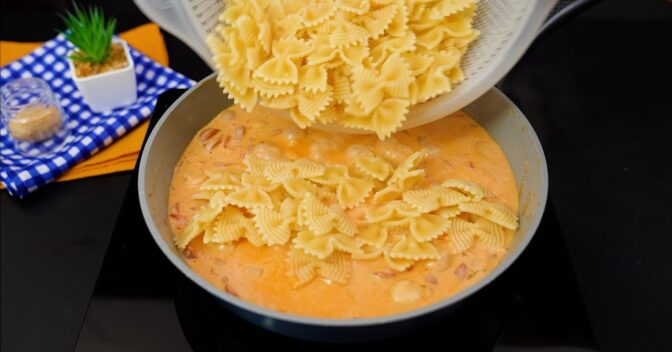 Massas: Receita Cremosa de Macarrão com Linguiça e Queijo