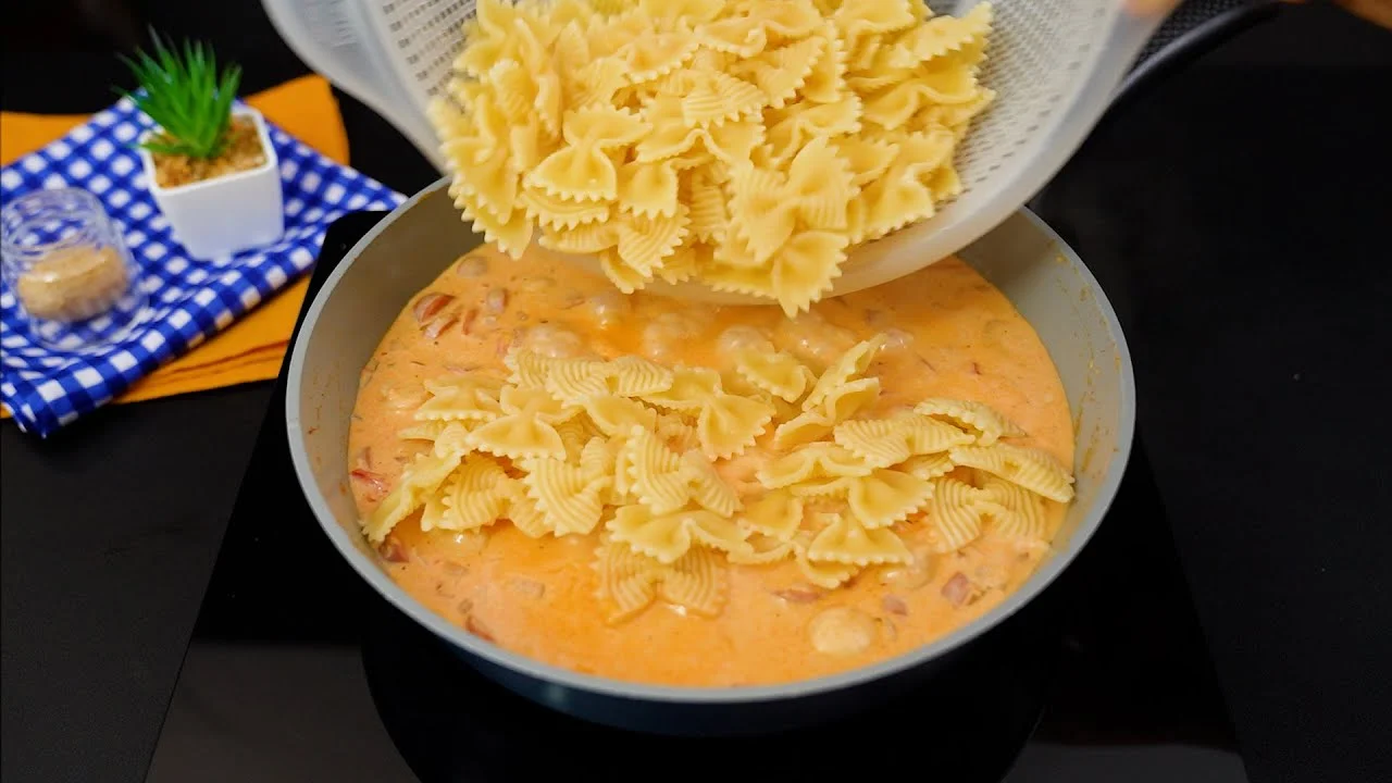 Receita Cremosa de Macarrão com Linguiça e Queijo transforma seu almoço em uma explosão de...