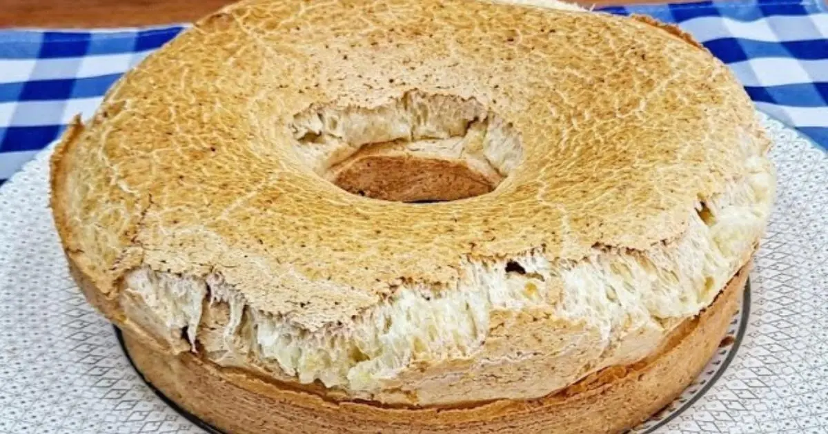 Receita rápida e fácil de bolo pão de queijo cremoso....
