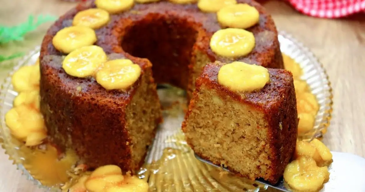 Bolo de banana diferente, fofinho e com calda caramelada. Simples e delicioso!...