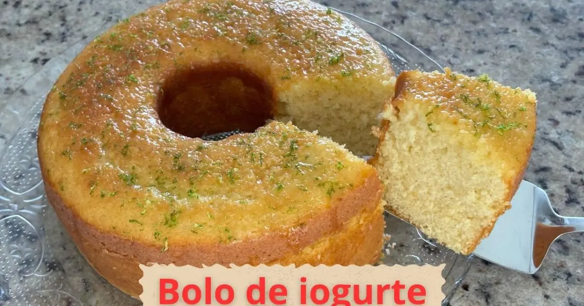 Bolo de iogurte fofinho com calda de limão leve e deliciosa....