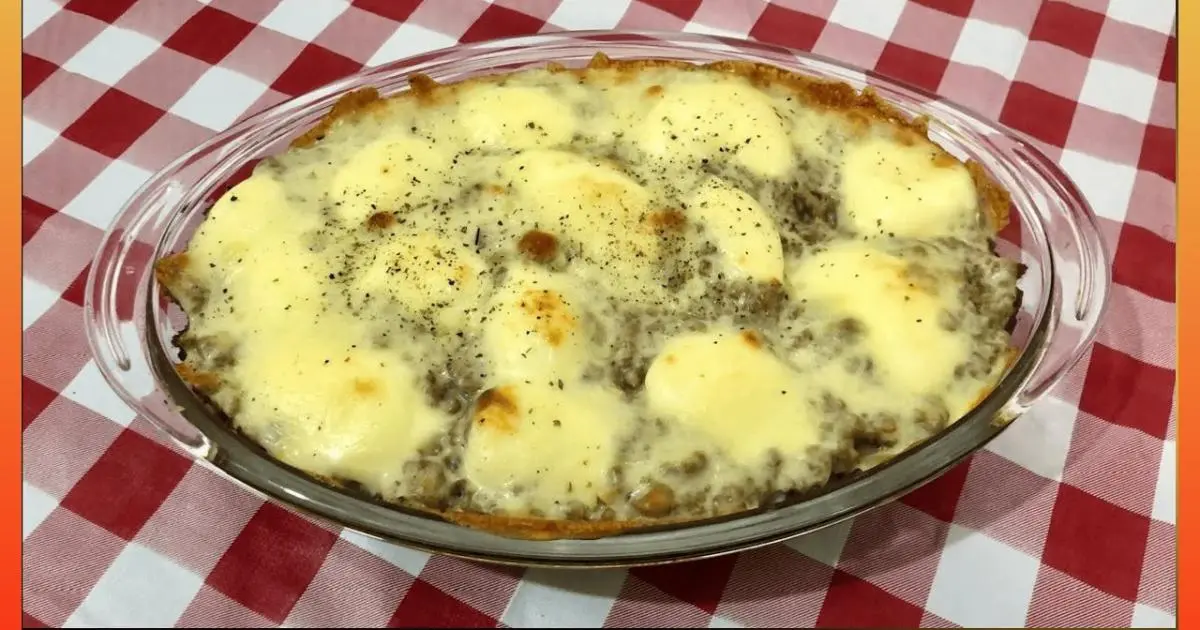 Capeletti de carne moída cremoso com queijo e requeijão gratinado no forno....