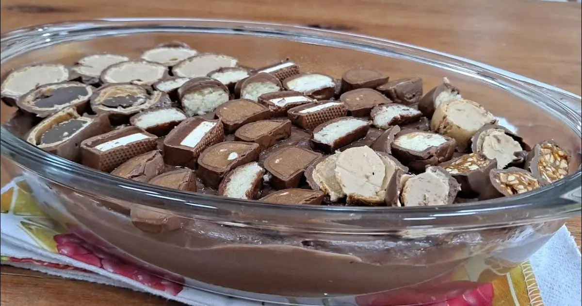 Creme tipo danette caseiro com cobertura de bombons picados....