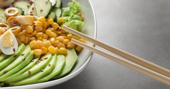 Saladas: Salada de Abacate Com Milho e Pepino