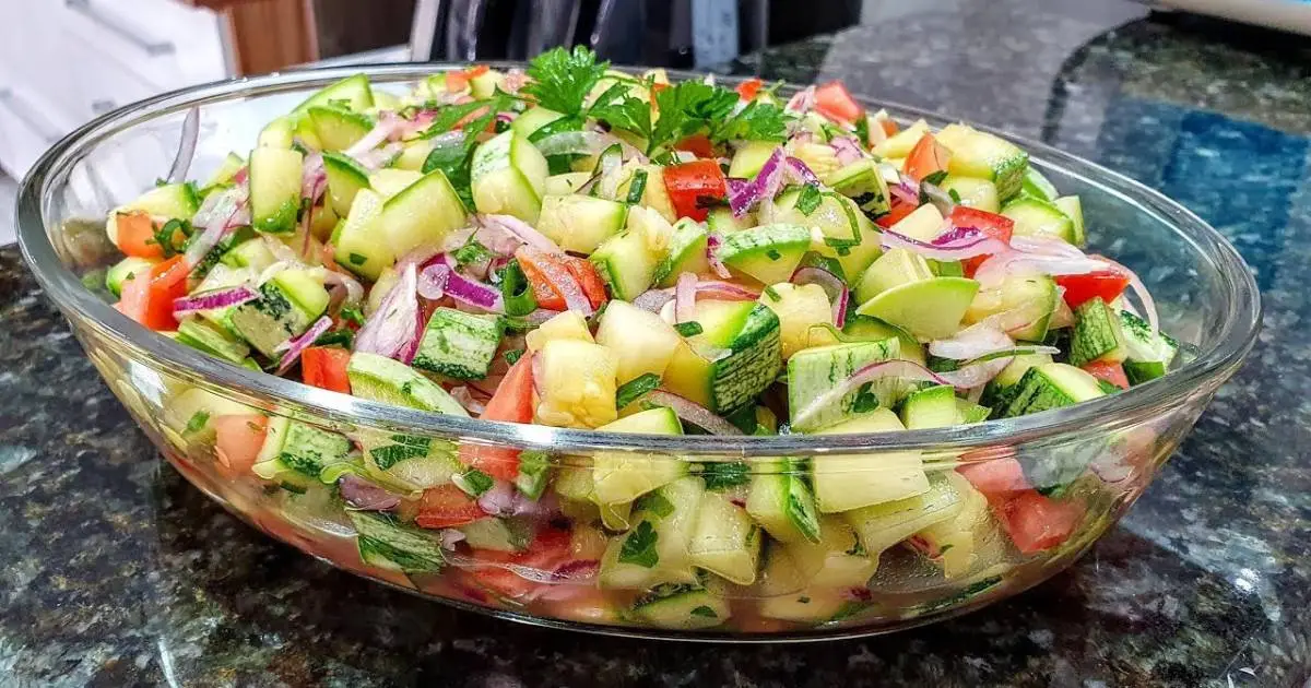 A Salada de Abobrinha Cozida Com Limão e Cebola é leve, fácil e cheia de...