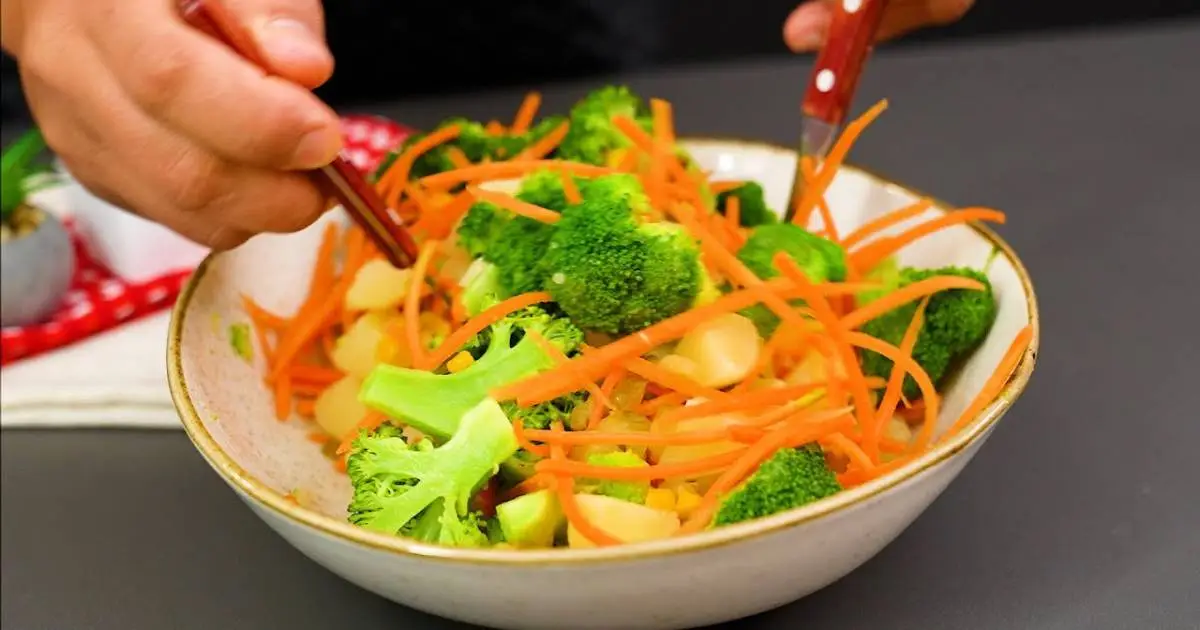 A receita de Salada de Batata com Brócolis e Molho é ideal para jantares leves...