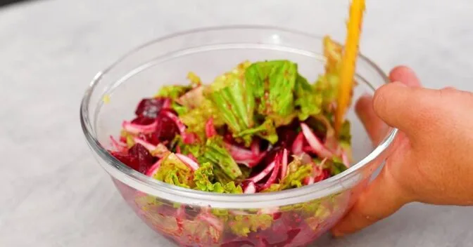 Saladas: Salada de Beterraba Com Alface e Molho Especial