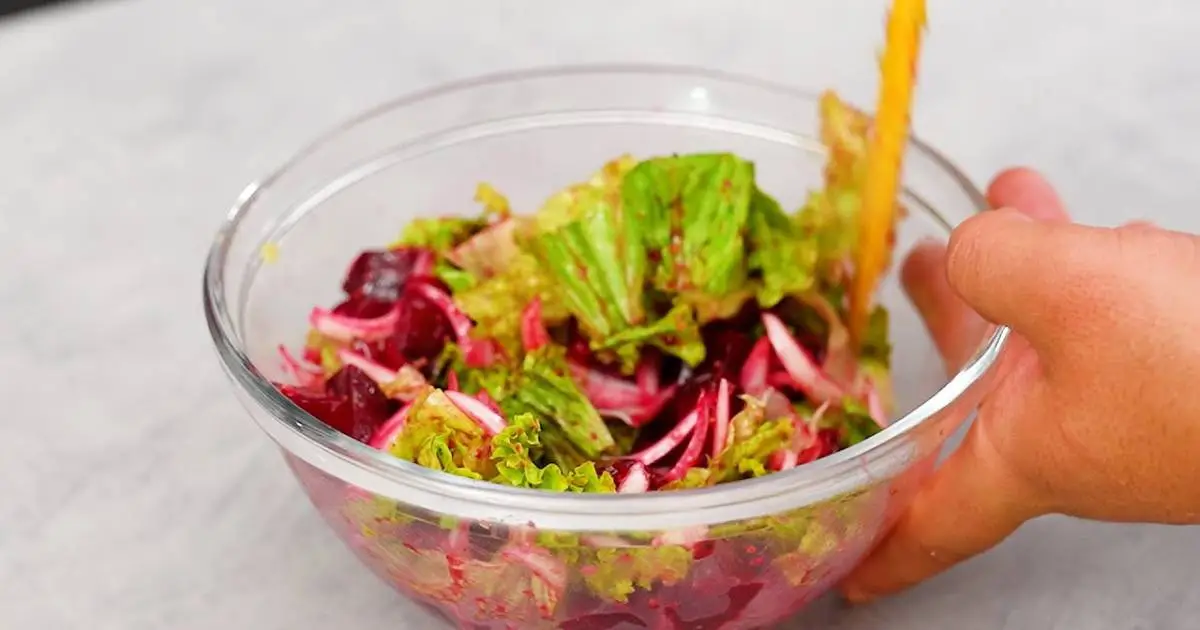A Salada de Beterraba Com Alface e Molho Especial é uma explosão de sabores. Receita...