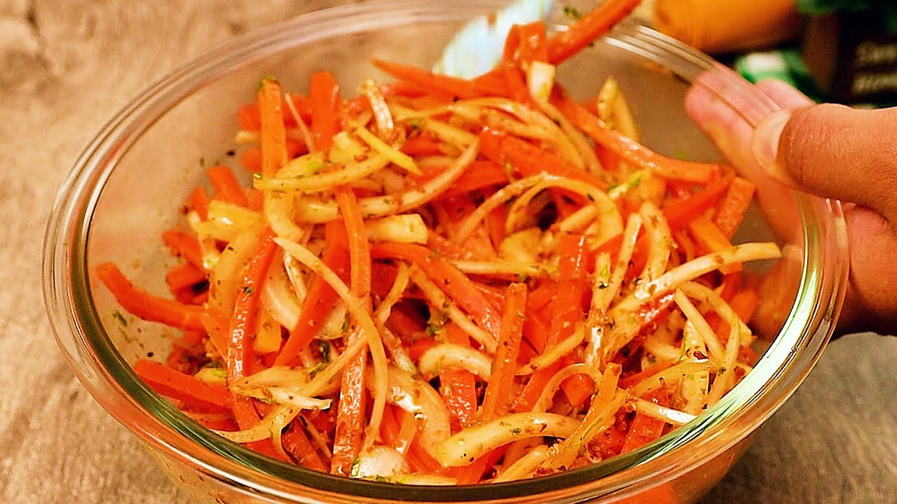 Salada de Cenoura Crocante com Alho Dourado Irresistível é rápida, saborosa e cheia de textura....
