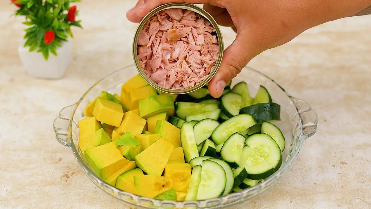 A Salada de Pepino com Abacate e Atum é leve, saudável e fácil de fazer....