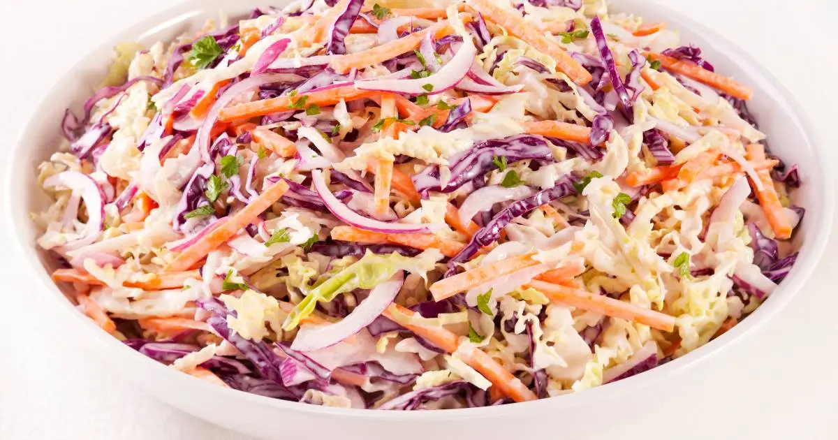 A Salada de Repolho Colorida Com Molho Especial é leve, crocante e cheia de sabor....