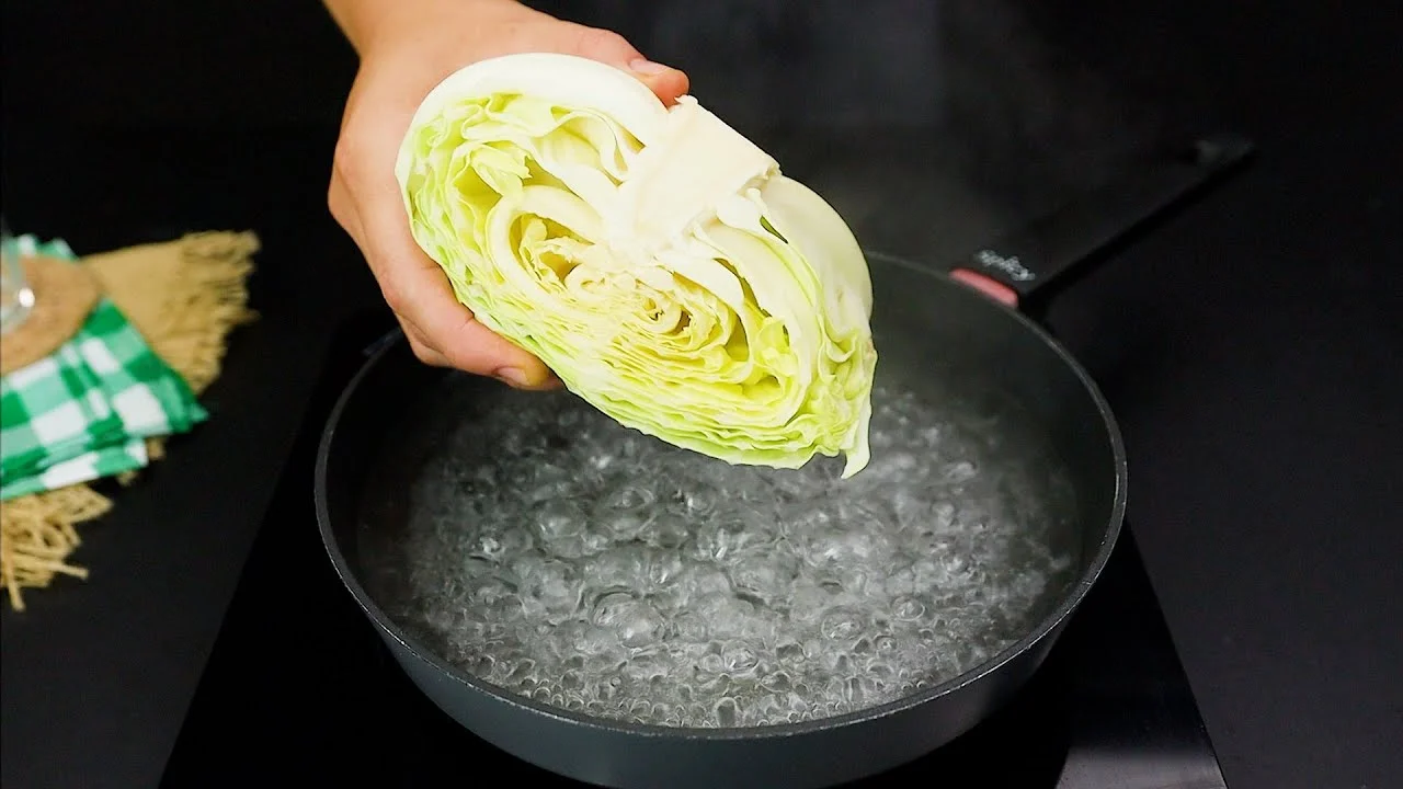 Salada de Repolho Colorida Cousada com Maionese é prática, saudável e cheia de sabor. Uma...