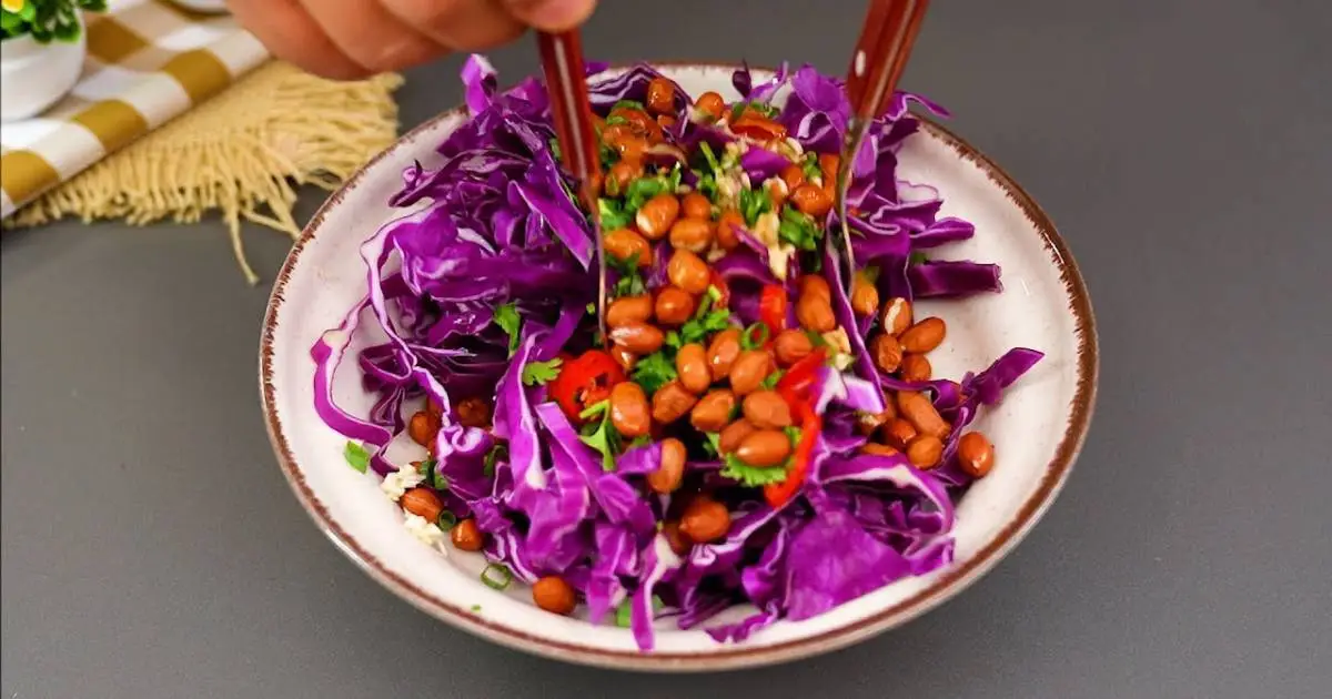 Salada de Repolho Roxo com Toque Oriental é prática e cheia de sabor. Veja como...