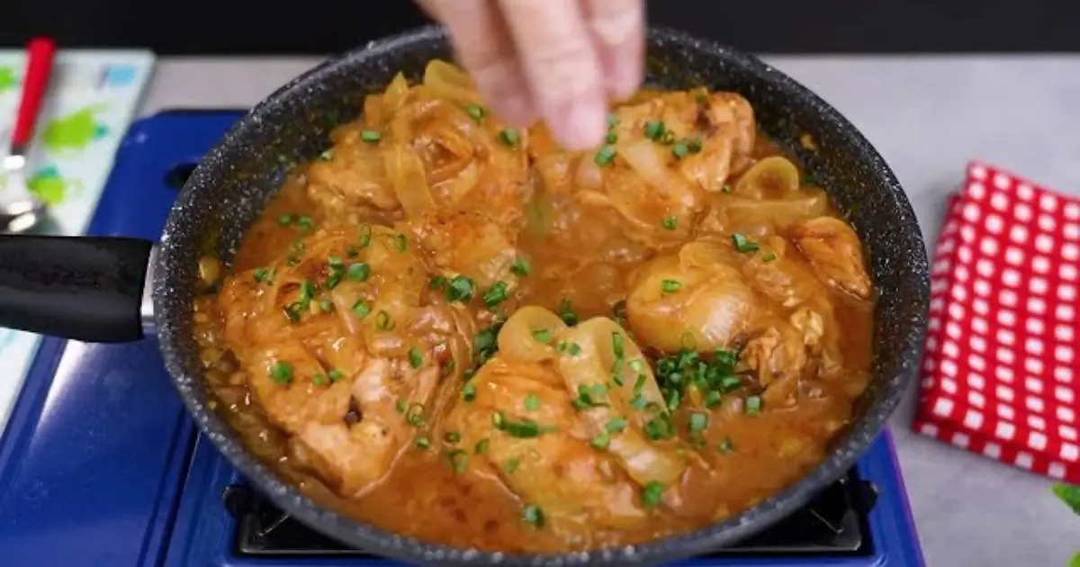 Sobrecoxa com Molho Vermelho na Frigideira Deliciosa é prática e cheia de sabor. Uma receita...