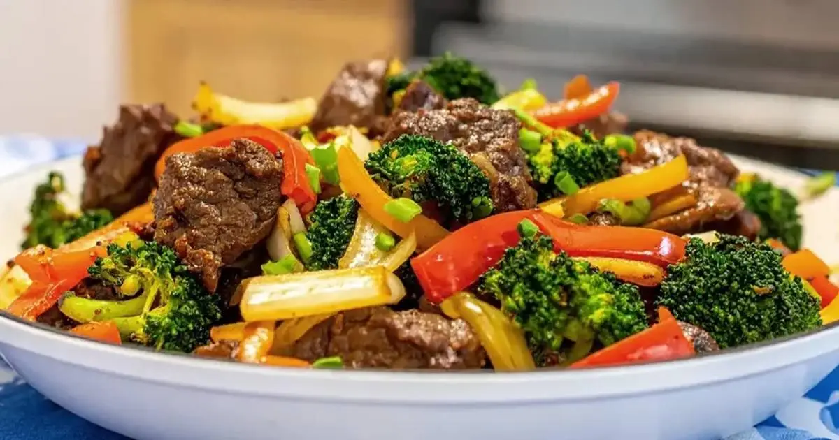 Stir Fry de Carne com Cebola Fácil e Saboroso é a receita rápida ideal para...