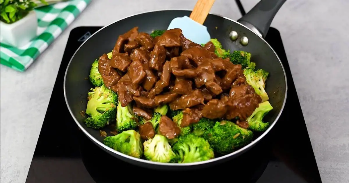 Tiras de Carne com Brócolis Suculentas Demais é uma receita rápida, saudável e perfeita para...