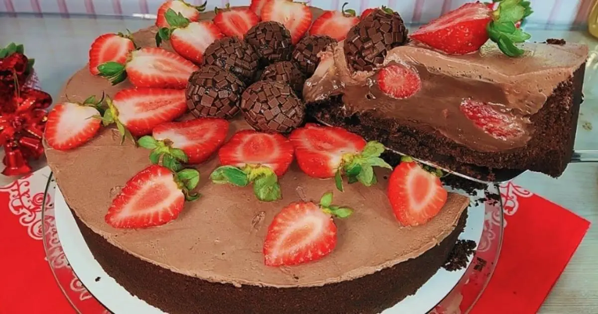 Torta gelada de chocolate com morangos inteiros e mousse cremosa por cima....