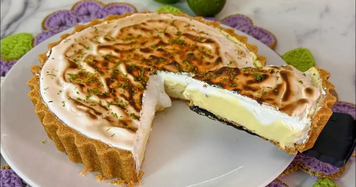 Torta de limão com base crocante, mousse firme e merengue perfeito....