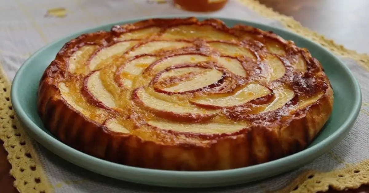 A Torta de Maçã Com Leite e Baunilha Fofinha é fácil, deliciosa e derrete na...