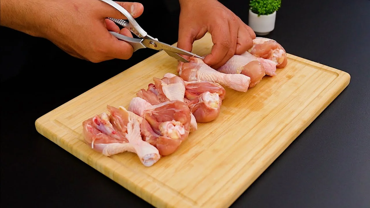 Truque Delicioso Para Coxas De Frango Crocantes é a dica que vai transformar seu frango!...