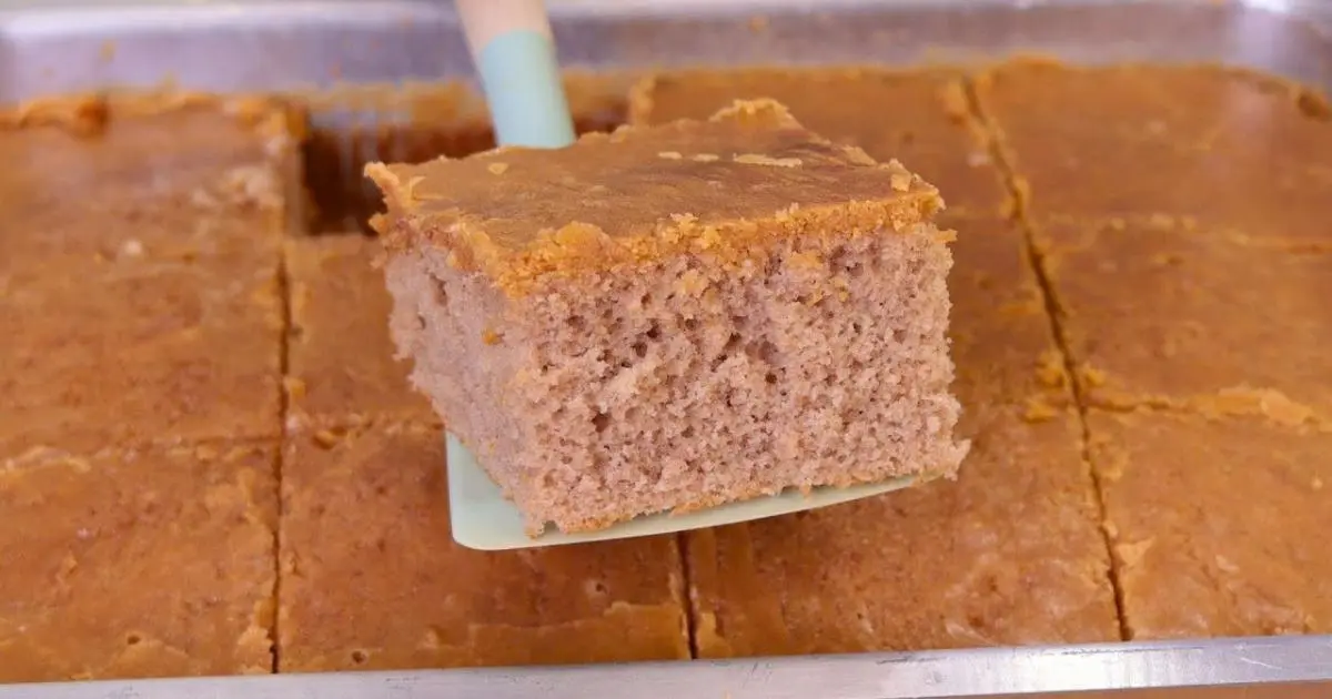 Bolo de churros fofinho com cobertura crocante de doce de leite....
