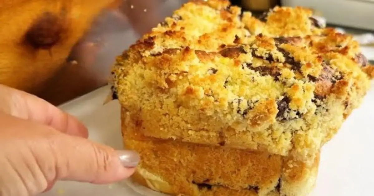 Receita tradicional de cuca gaúcha recheada com creme e farofa crocante....