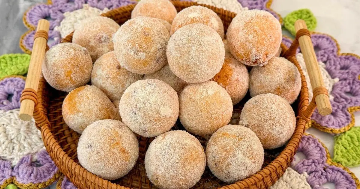 Bolinho frito de polvilho doce, crocante por fora e macio por dentro....
