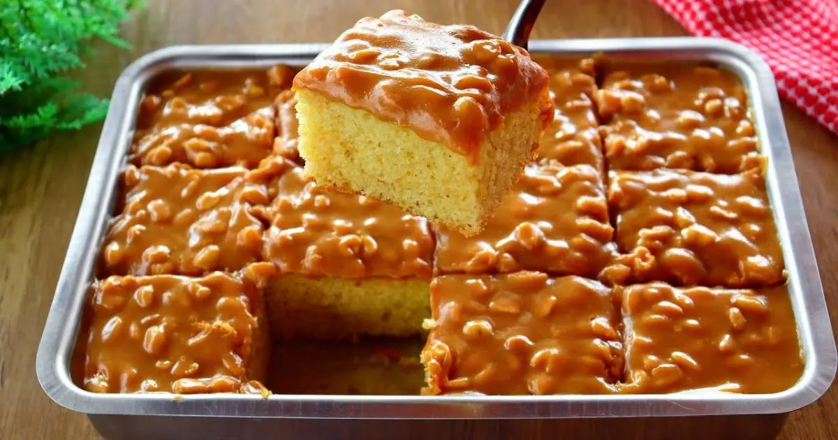 Bolo fofinho com cobertura cremosa de amendoim e caramelo....