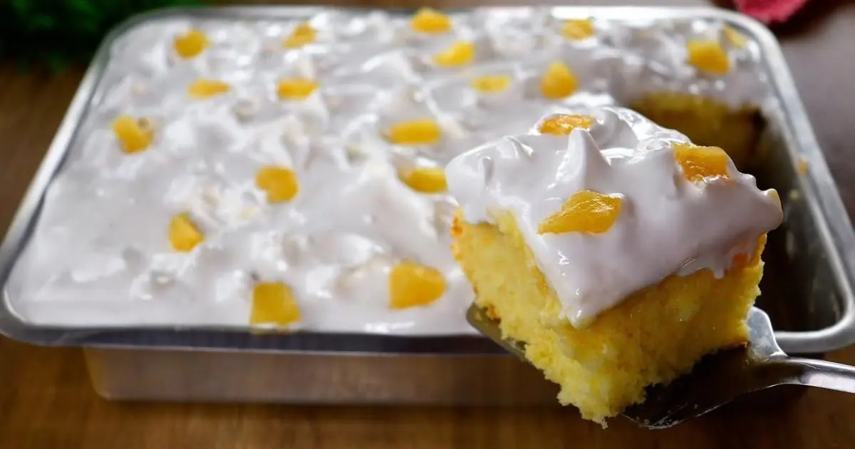 Bolo de abacaxi com massa fofa, recheio cremoso e cobertura de merengue....