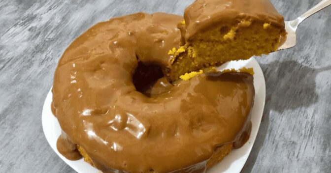 Bolos: Bolo de Cenoura com Cobertura de Doce de Leite