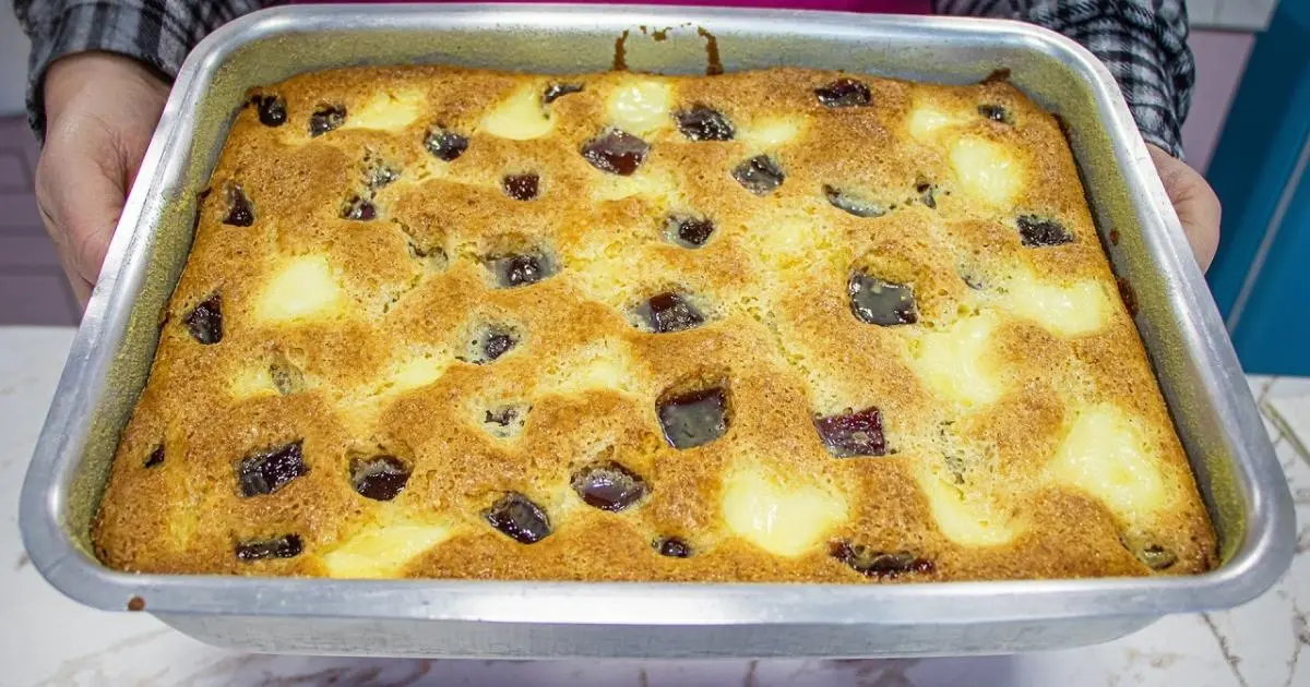 Bolo de fubá Romeu e Julieta com requeijão, goiabada e casquinha crocante....