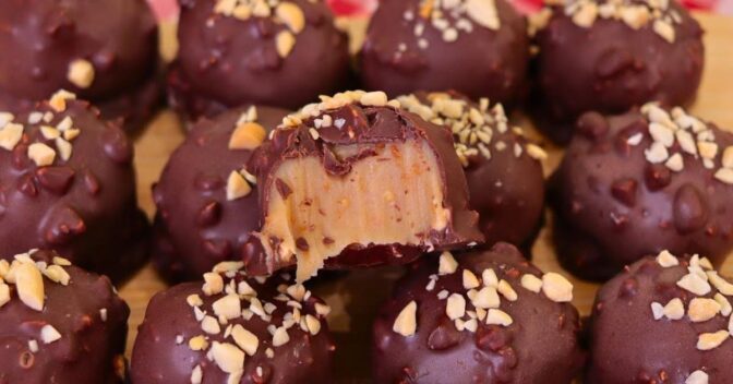 Sobremesas: Bombom de Paçoca com Casquinha Crocante de Chocolate e Amendoim