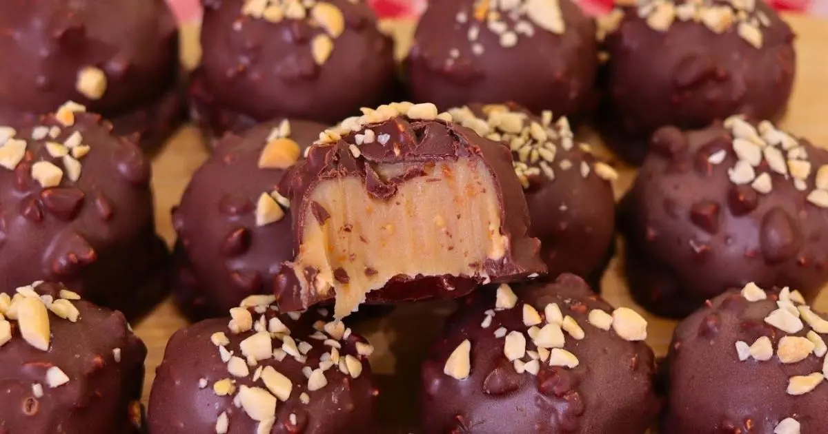Bombom de paçoca cremoso com casquinha crocante de amendoim e chocolate....