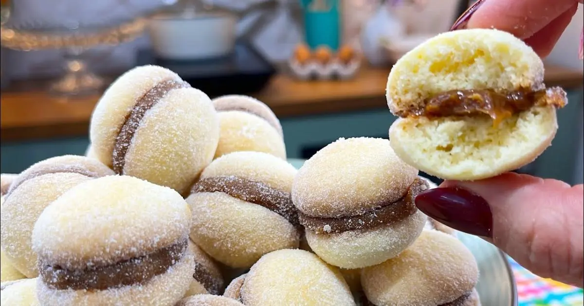 Casadinhos de doce de leite com massa leve e poucos ingredientes....