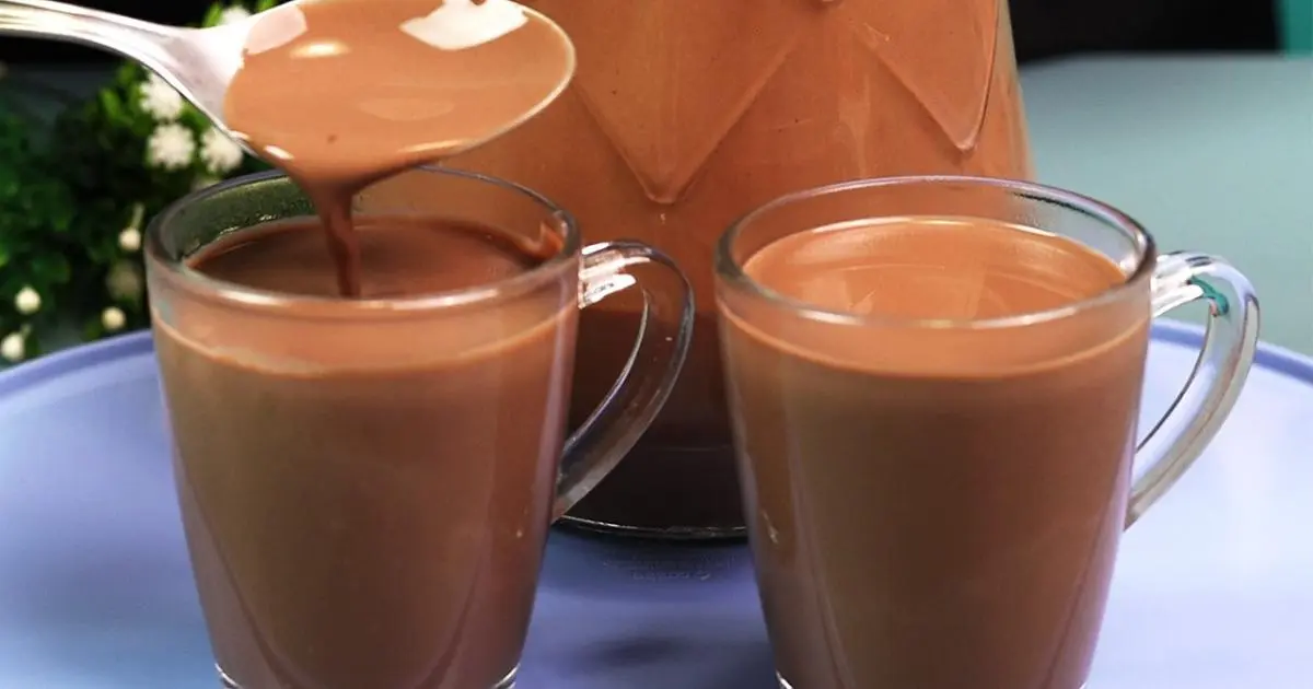 Receita simples de chocolate quente bem cremoso, perfeito para o inverno....