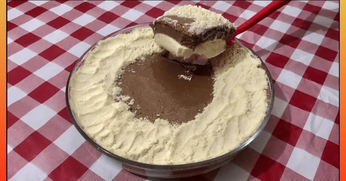 Mousse dois amores com chocolate e leite ninho em duas camadas cremosas....