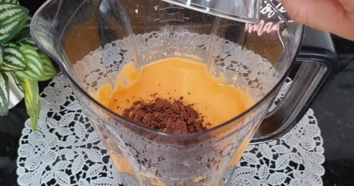 Bolo de cenoura com raspas de chocolate, macio e com sabor surpreendente....