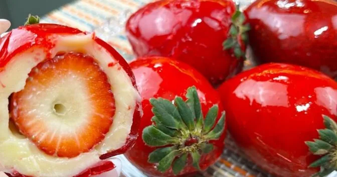 Sobremesas: Essa Calda do Morango do Amor Com Um Só Ingrediente Vai Te Surpreender