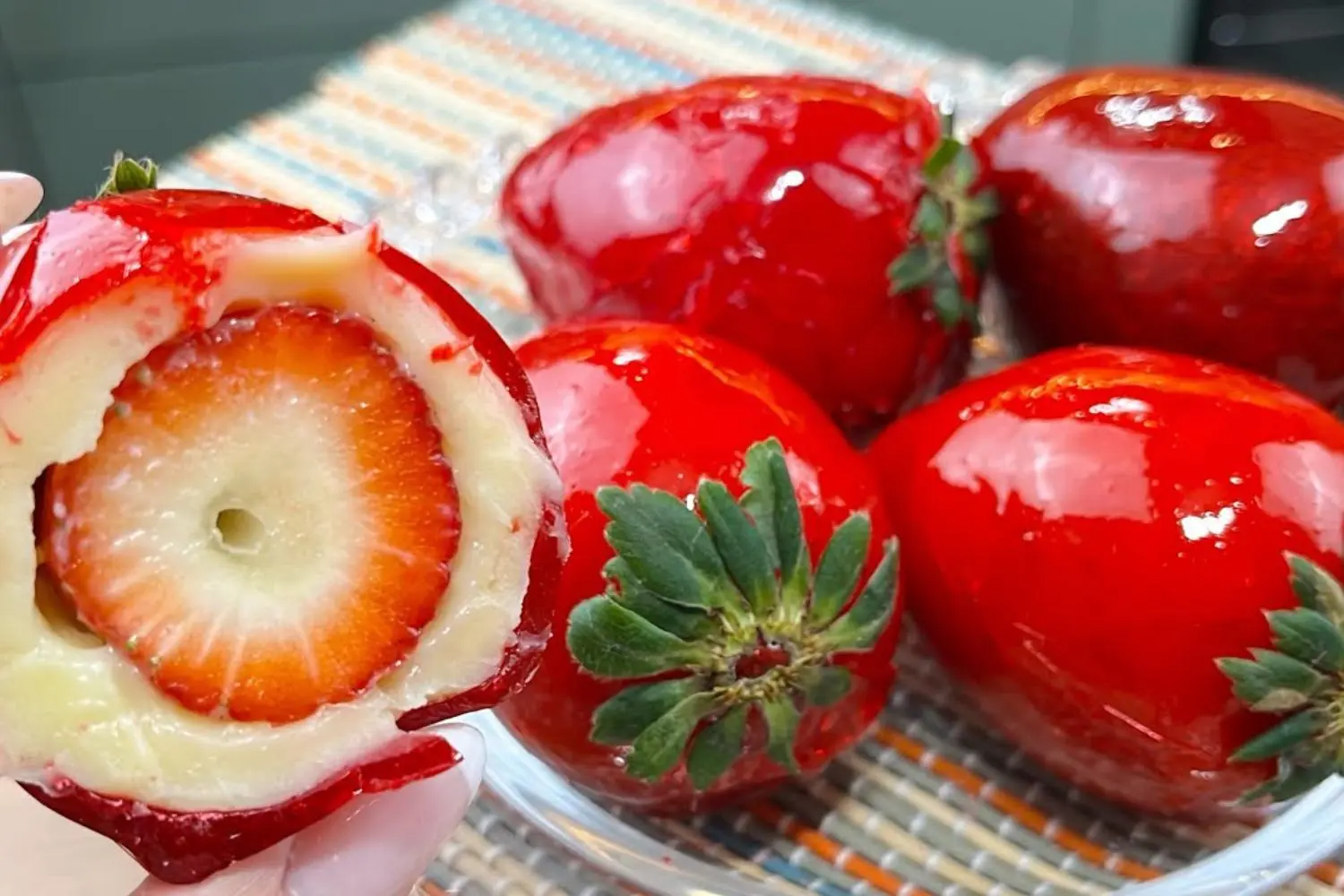 Descubra a calda de morango do amor feita só com açúcar cristal....