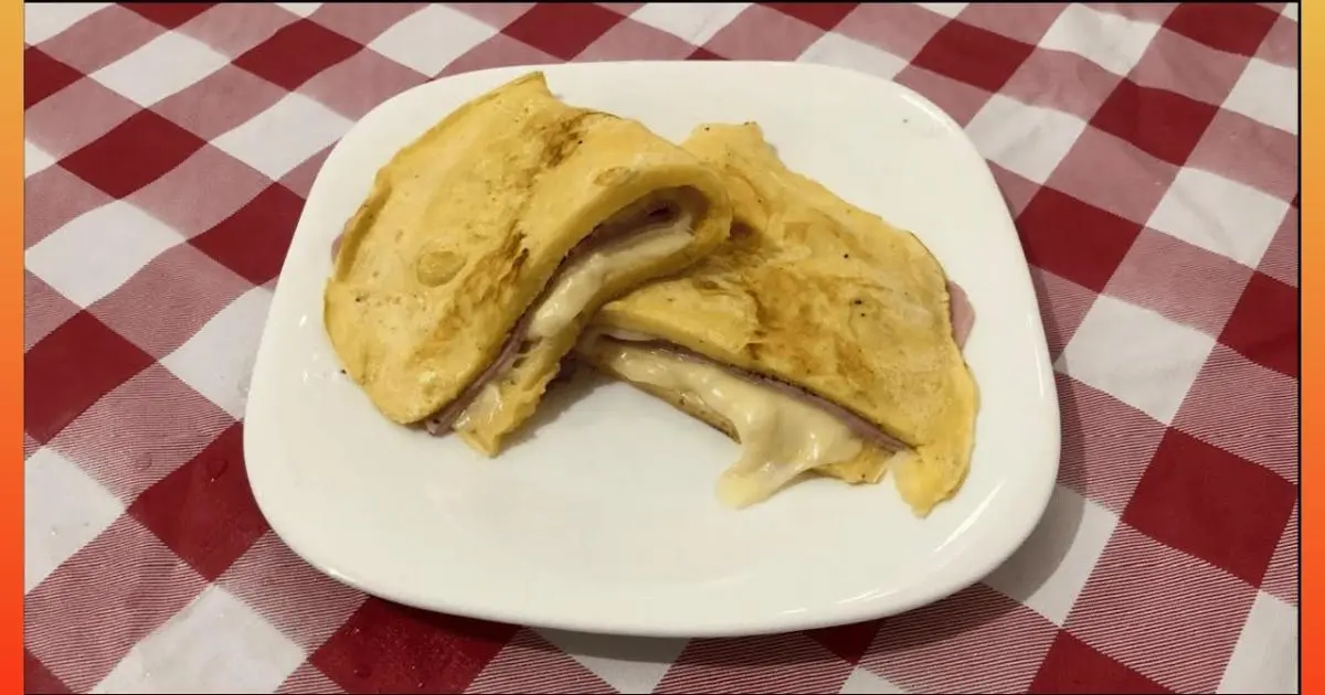 Receita rápida de crepioca com queijo e presunto para um café da manhã completo....