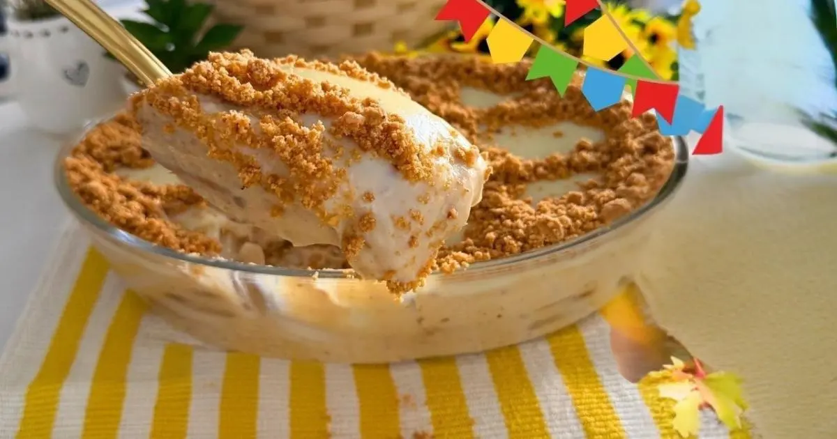 Pavê de paçoquinha cremoso com cobertura de chocolate branco....